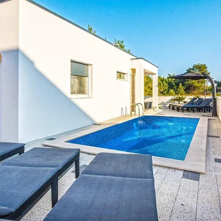 Luxury With A Swimming Pool - 19346